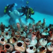 arqueólogos subacuáticos colocando anforas