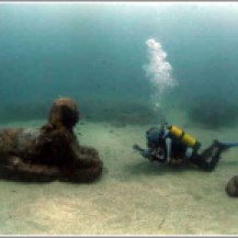 arqueólogo subacuático frente a un esfinge